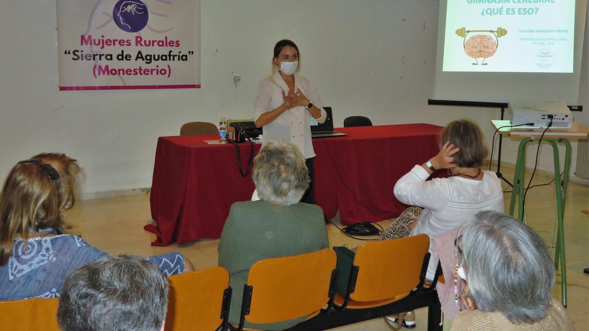 Claudia Manzano durante la charla conmemorativa en el Día Internacional de la Mujer Rural