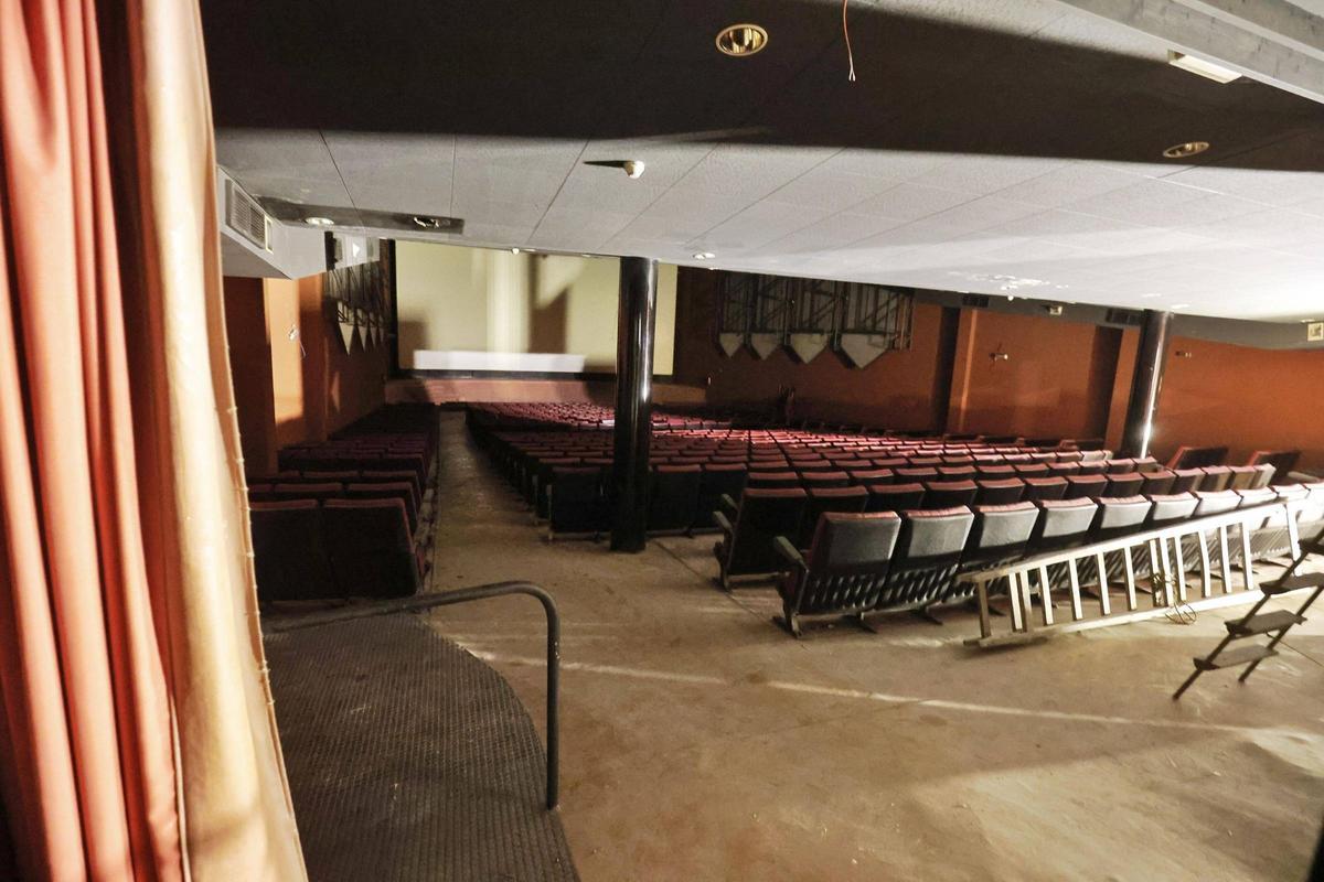 Una de las salas del antiguo cine, cerrado hace quince años.