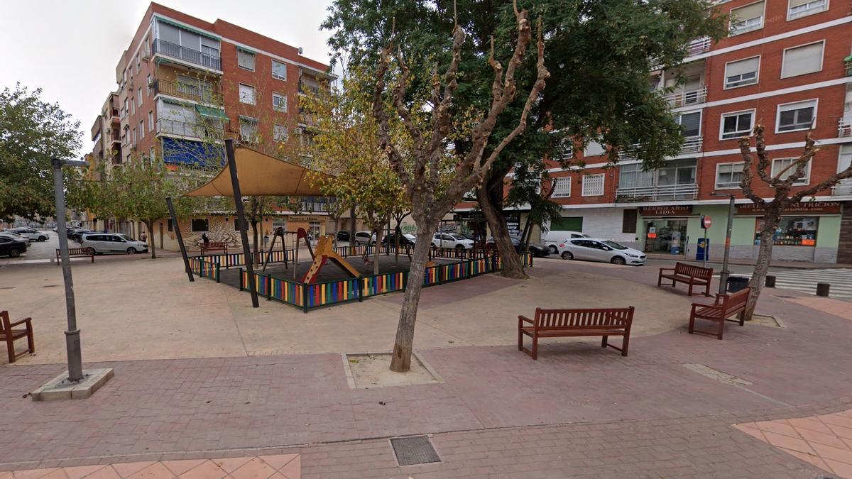 La plaza Triangular, en la intersección entre Sierra del Espartal y calle Pico de la Panocha.