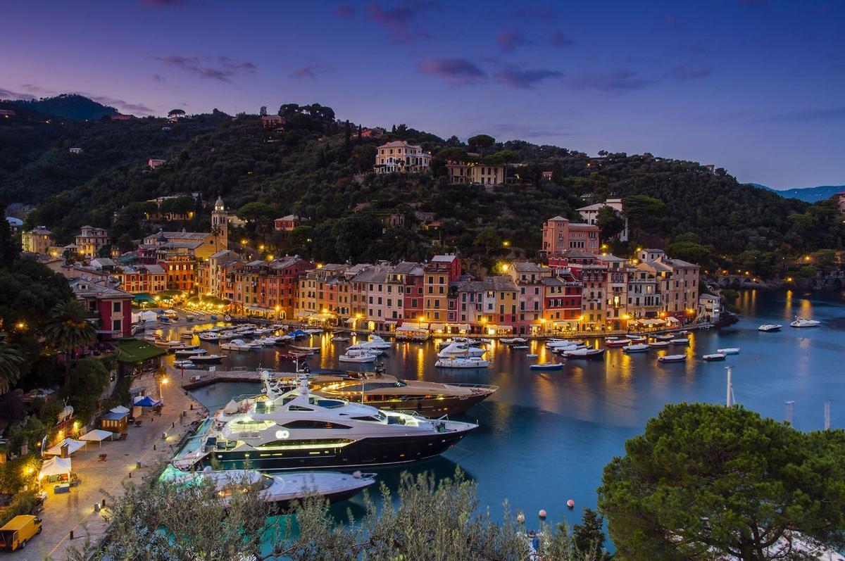La ciudad de Portofino al anochecer