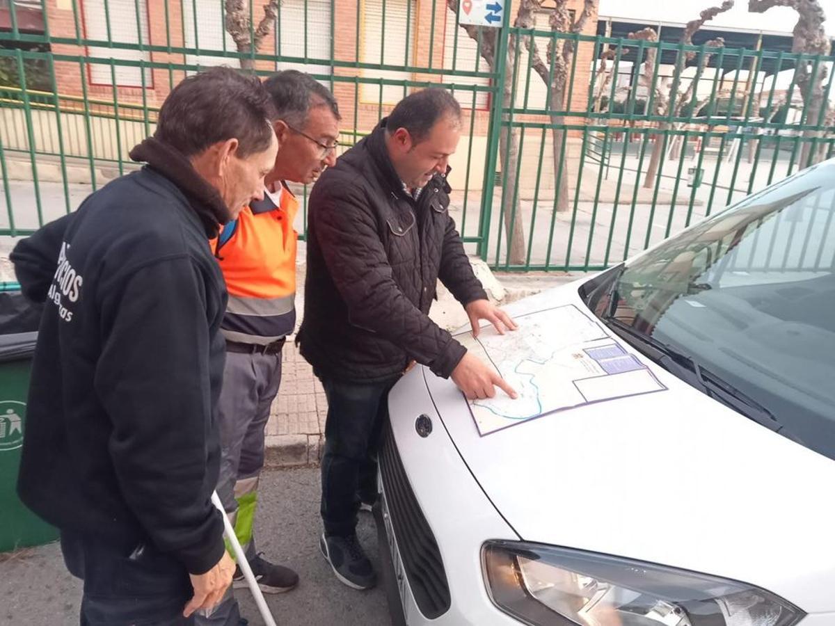 Los dos nuevos operarios junto al alcalde.