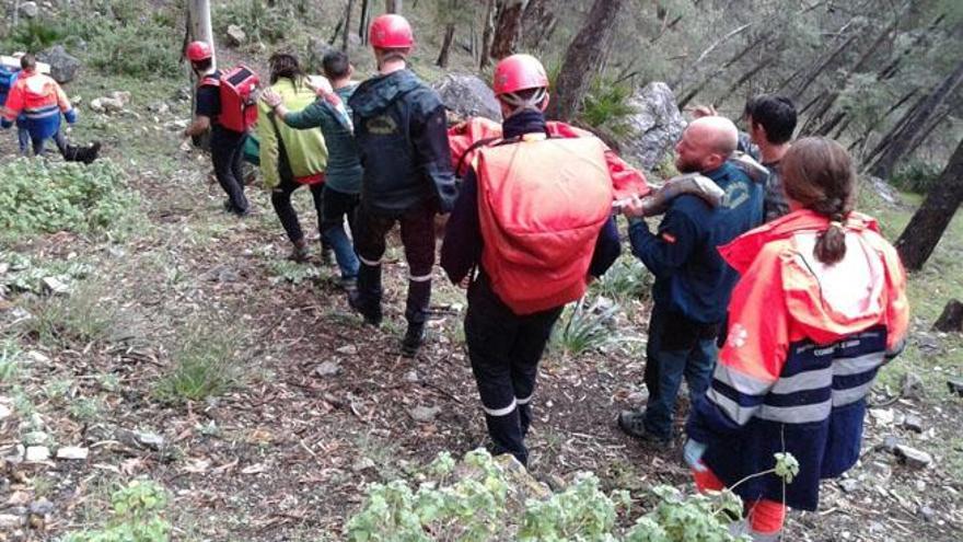 Las asistencias médicas trasladan al escalador accidentado en Álora.