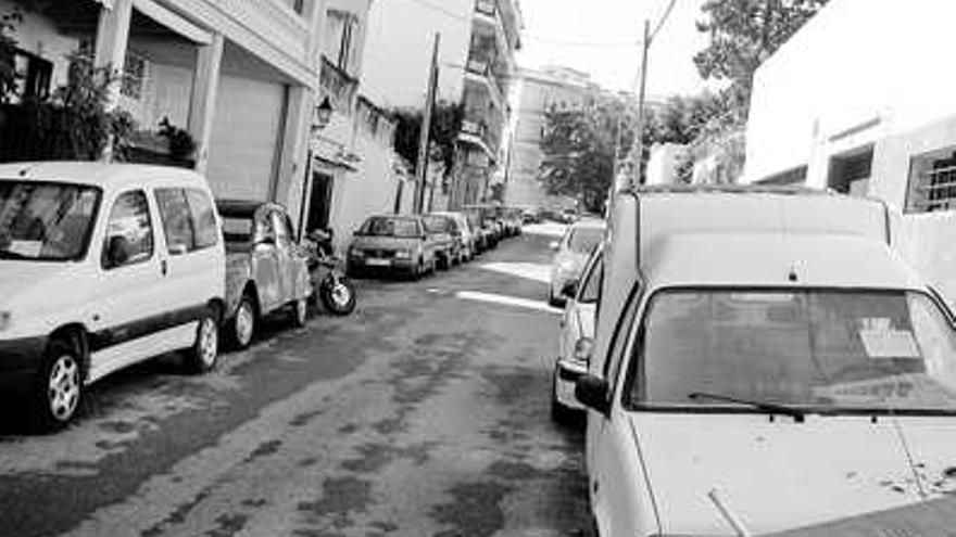 Pegatinas amarillas en dos coches abandonados en Robert Graves.