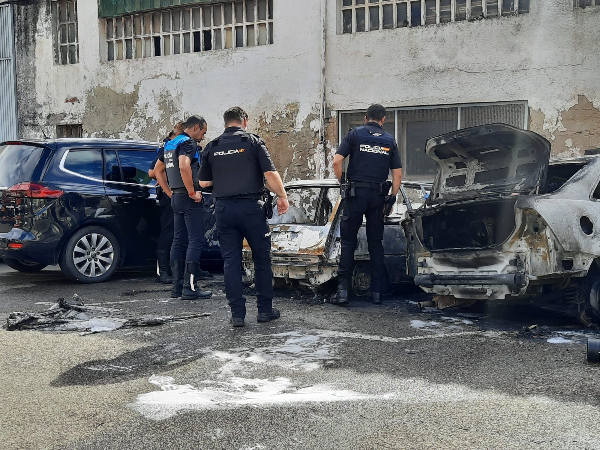 En imágenes: arden cuatro coches en un incendio en Gijón