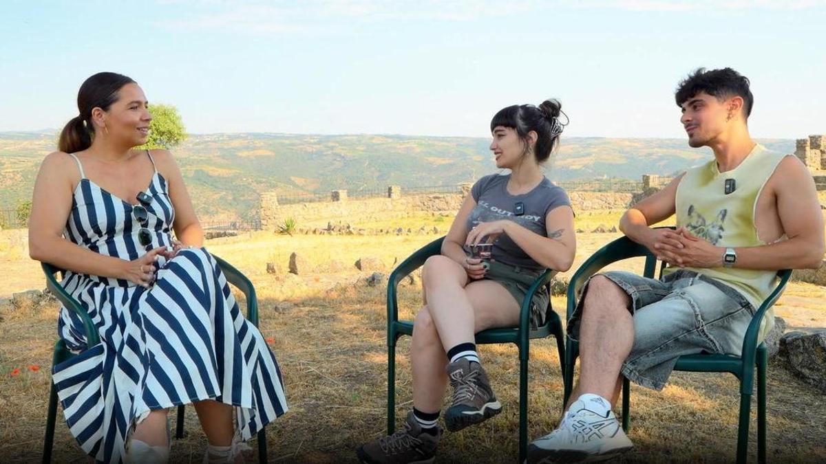 Los creadores de contenido Elvira Pérez Pelaz, Lidia Merenciano y Manuel Alonso en Fermoselle.