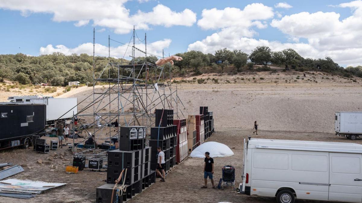 Desmontaje de uno de los seis escenarios de la “rave” de Argusino.