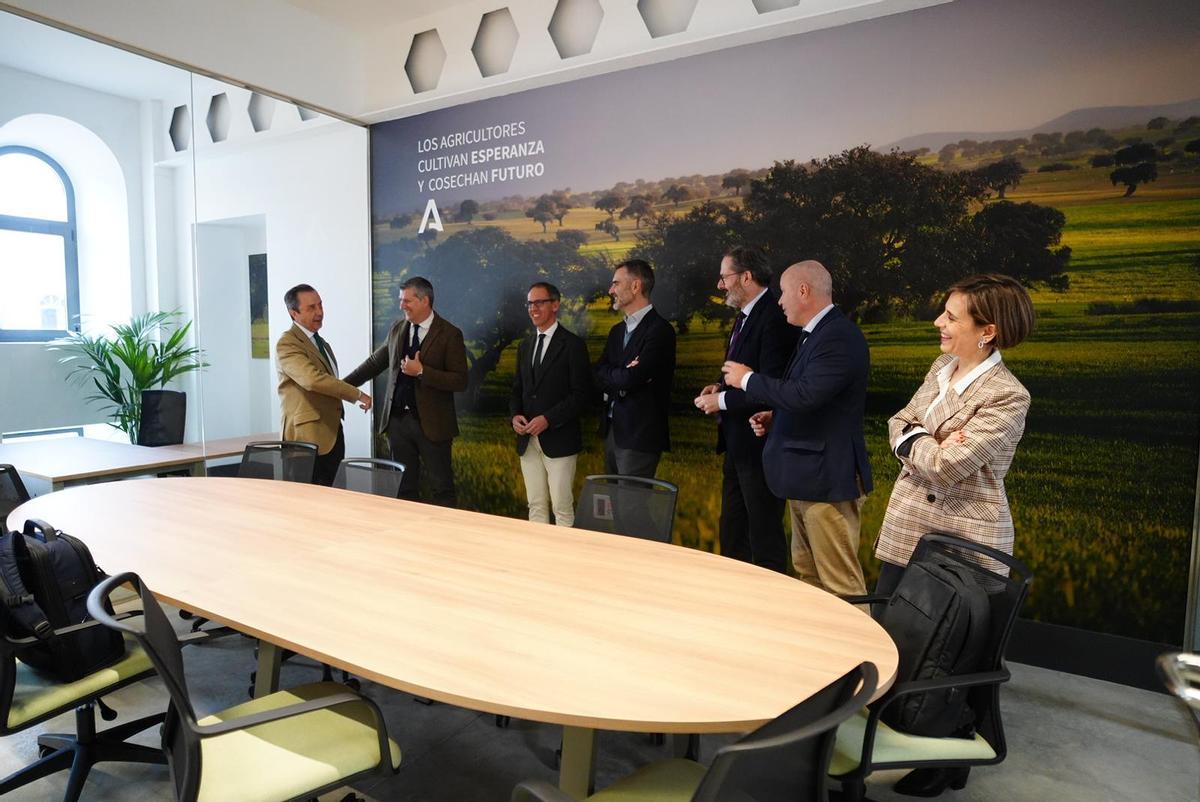 Las autoridades, en la inaguración de las instalaciones este miércoles.