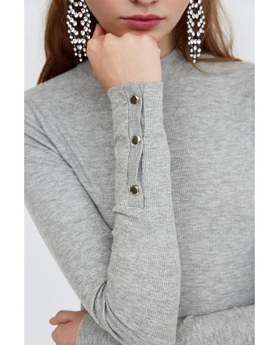 Body gris con apliques de Zara (Precio: 5,99 euros)