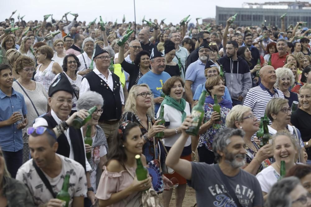 Gijón bate el récord de escanciado simultáneo de sidra