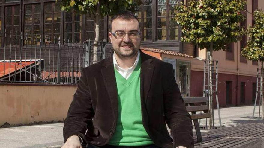 Adrián Barbón, con el edificio de la Casa del Pueblo del PSOE de Laviana al fondo.