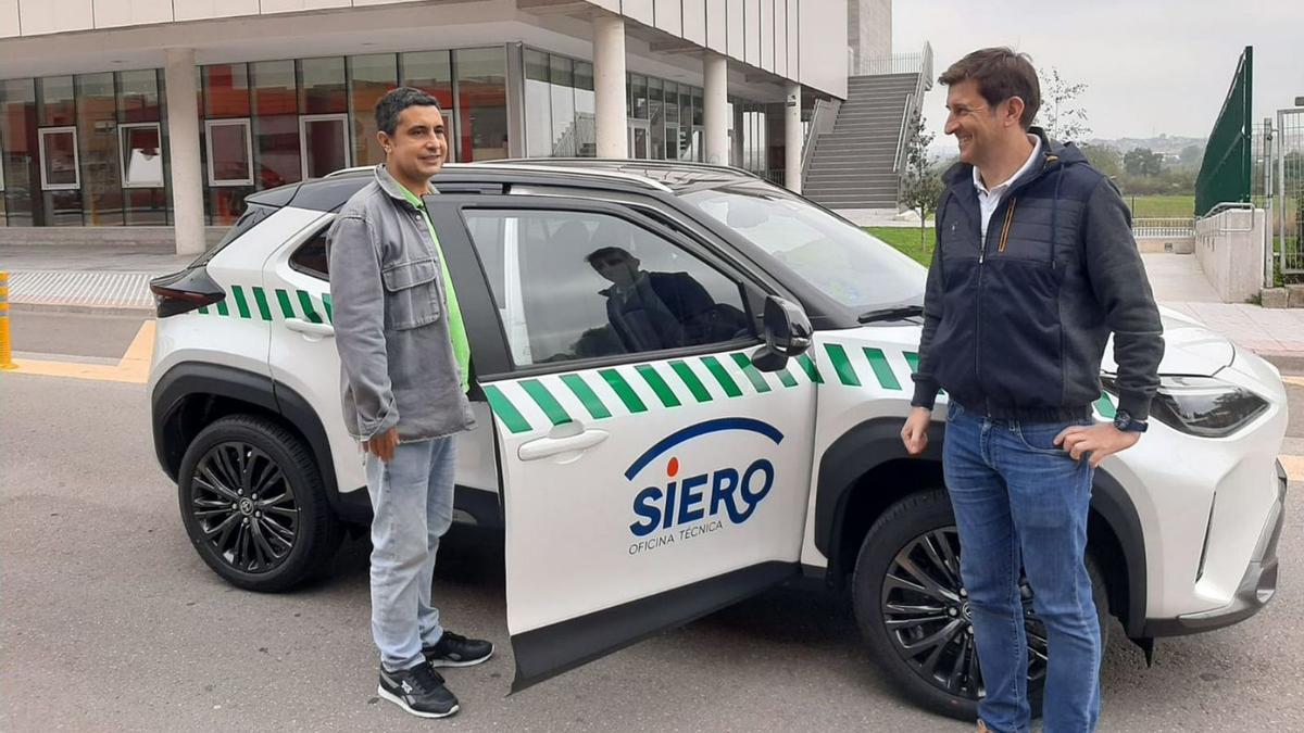 Por la izquierda, los ediles Javier Rodríguez y Juan Freije, con uno de los coches de bajas emisiones. | L.P.