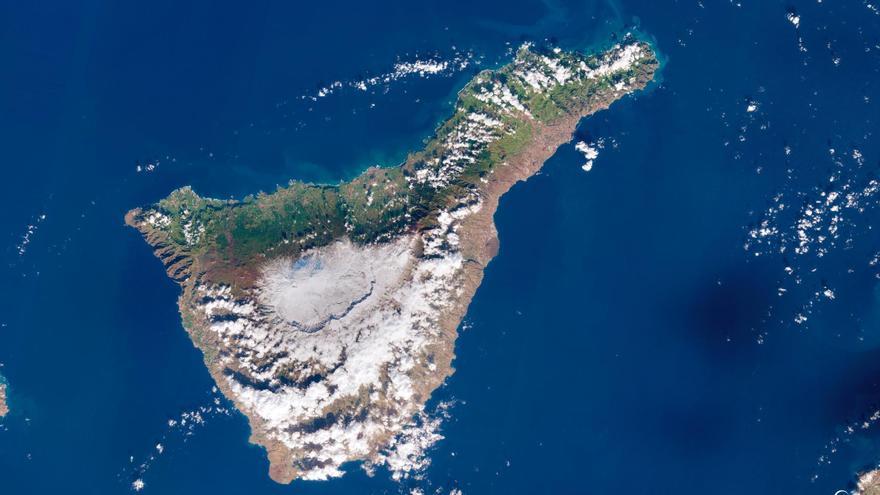 Imagen tomada este lunes 15 de diciembre por el satélite Sentinel-2 de Tenerife con el Teide nevado.