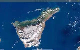 La espectacular imagen del Teide nevado tomada por un satélite: ¿por qué una parte se ve azul?