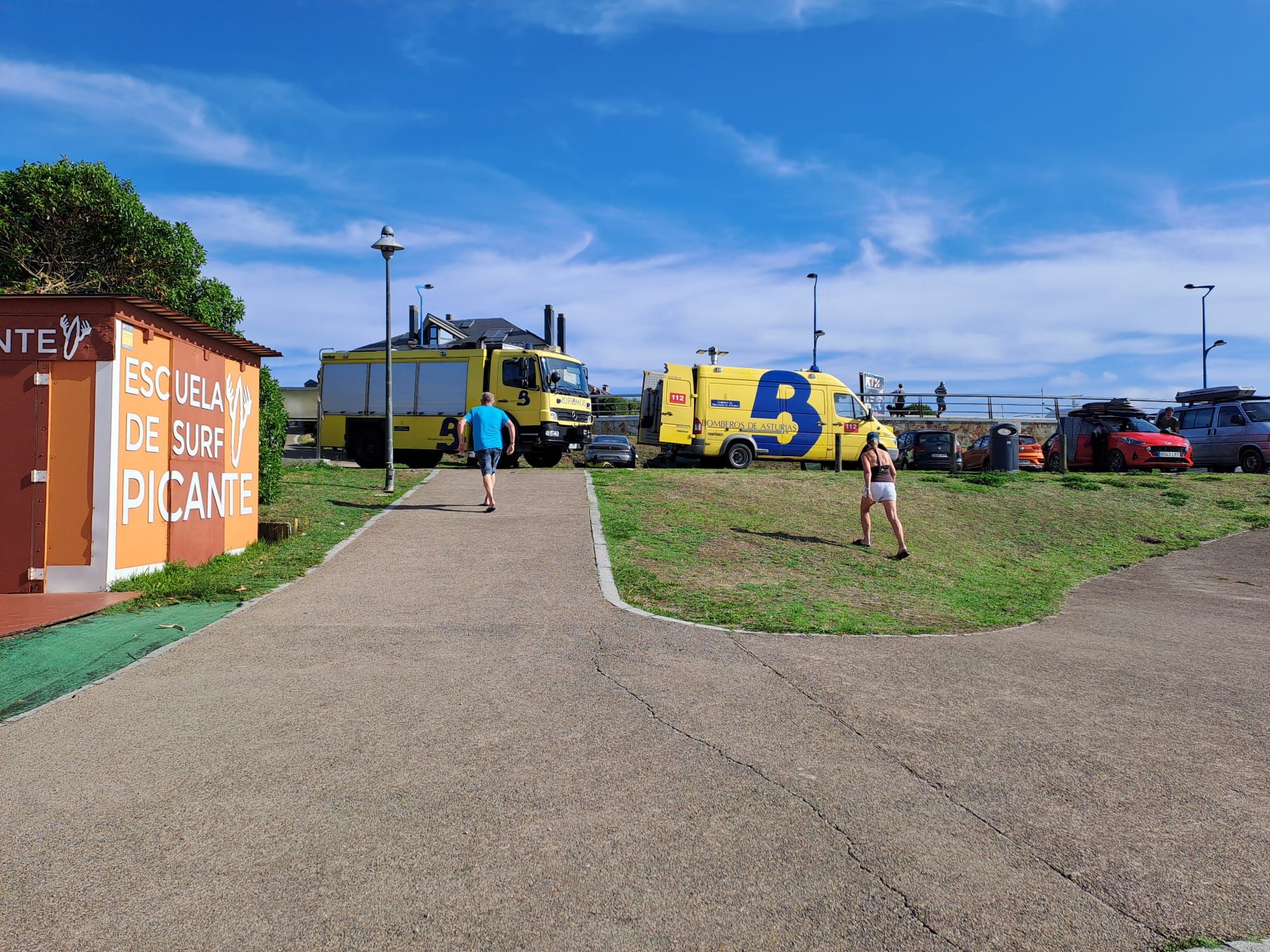 En imágenes: El helicóptero del 112 rescata a un hombre en la playa de Tapia