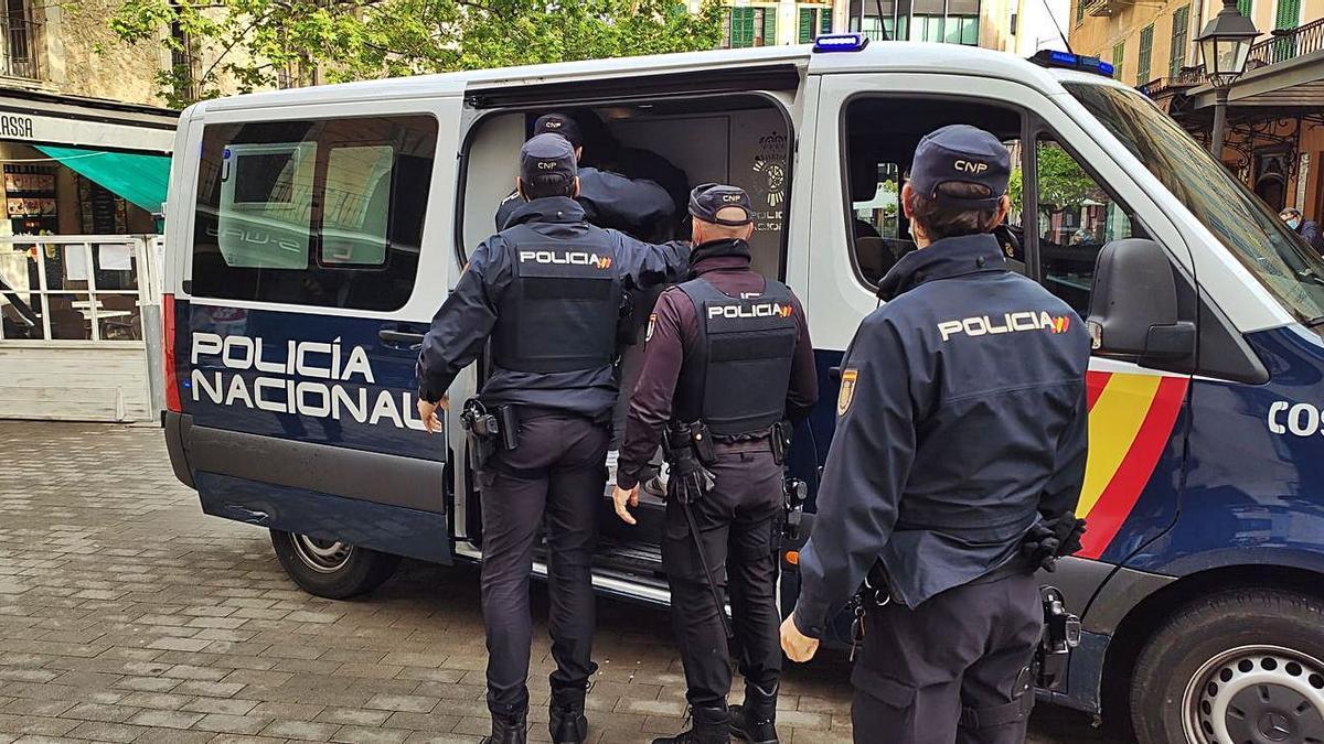 Agentes de la Policía Nacional, durante una intervención en Manacor.