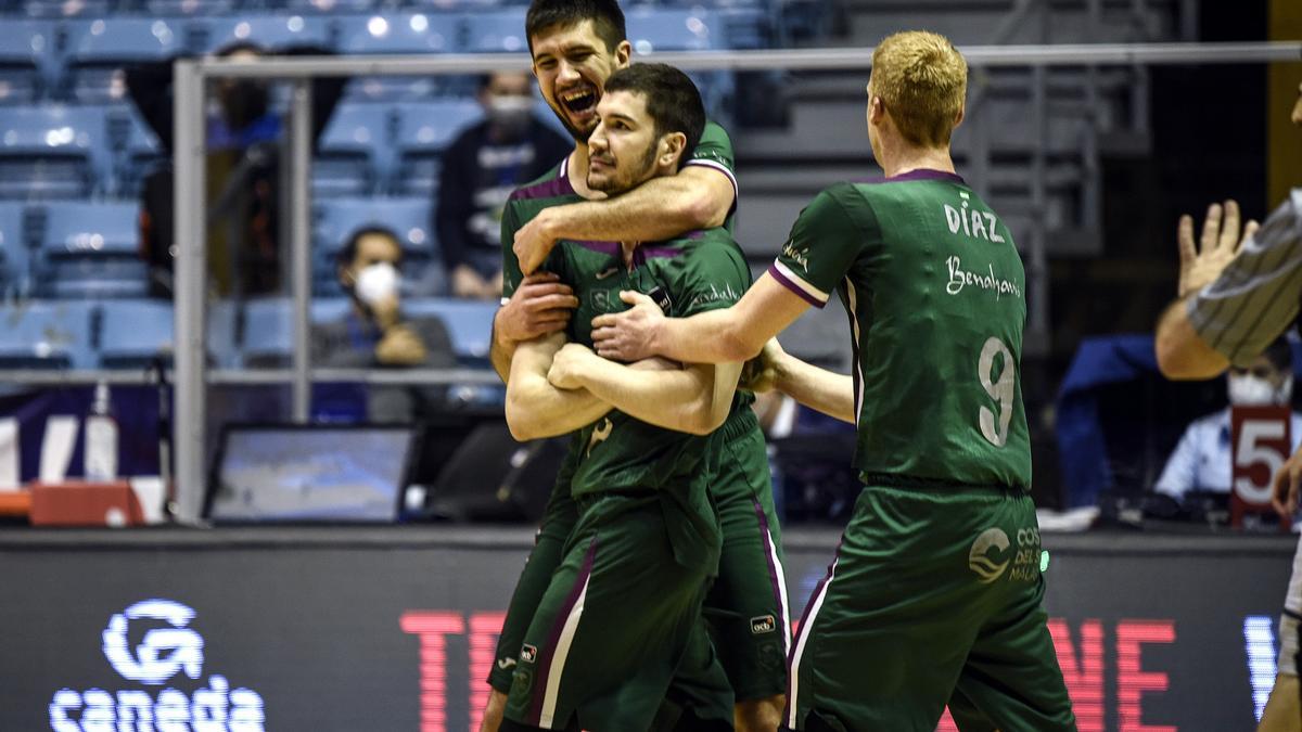 Jugadores del Unicaja celebran una victoria