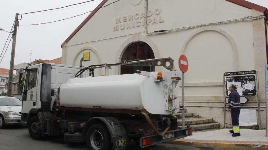 Un camión cisterna del Concello ante el Mercado Municipal de Seixo. // Santos Álvarez