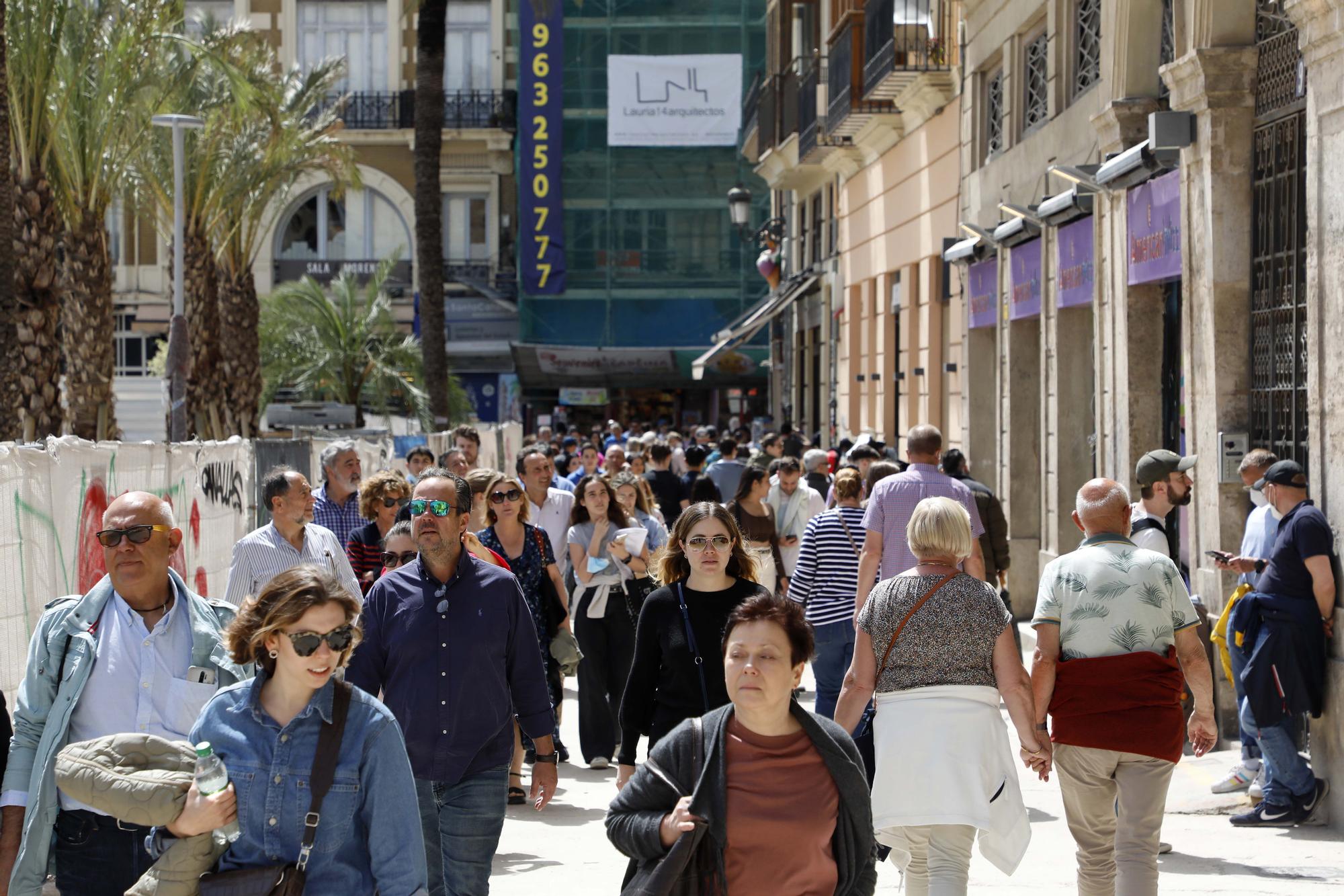 El buen tiempo y las vacaciones sacan a la gente a las calles de València