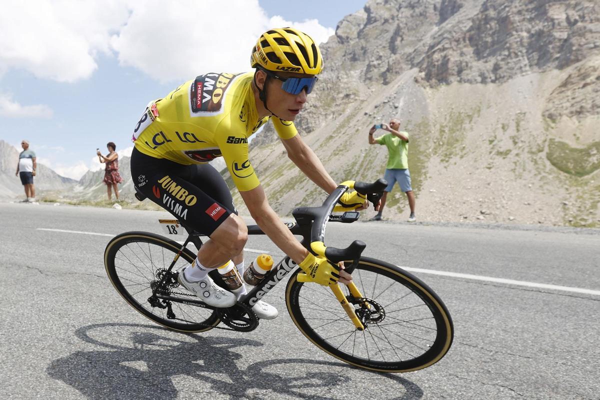 Briancon (France), 14/07/2022.- The Yellow Jersey Danish rider Jonas Vingegaard of Jumbo Visma in action during the 12th stage of the Tour de France 2022 over 165.1km from Briancon to Alpe d’Huez, France, 14 July 2022. (Ciclismo, Francia) EFE/EPA/GUILLAUME HORCAJUELO