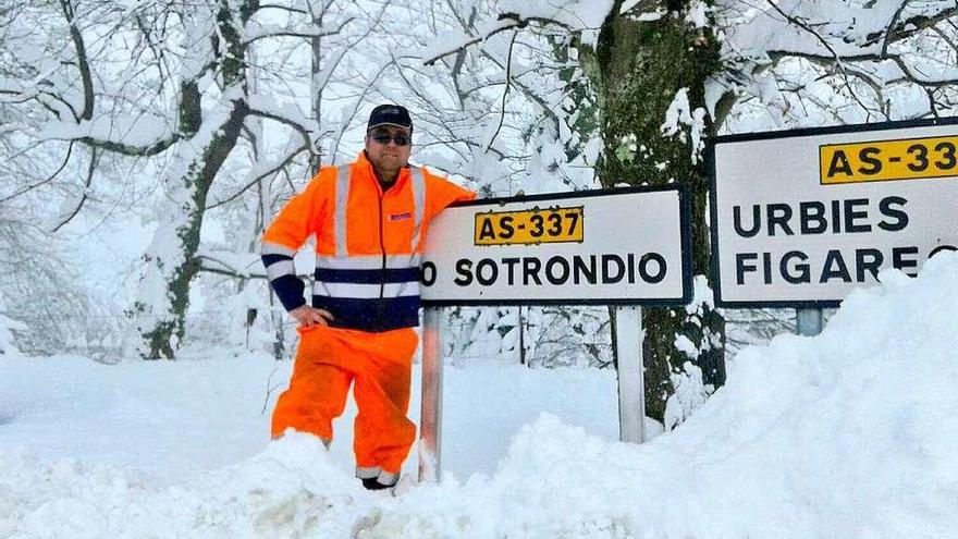 Daniel Prieto, junto a un cartel indicador de carretera, hundido en la nieve.