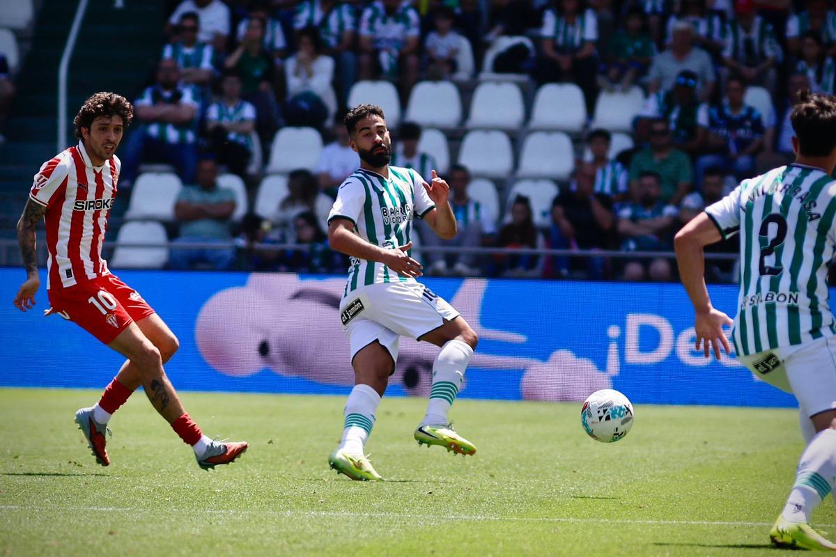 Rubén Alves, junto a César Gelabert, durante el Córdoba CF-Sporting de Gijón.