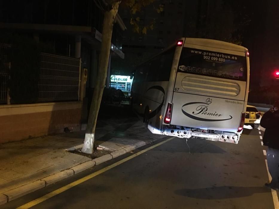 Destrozos por un autobús robado en Benidorm
