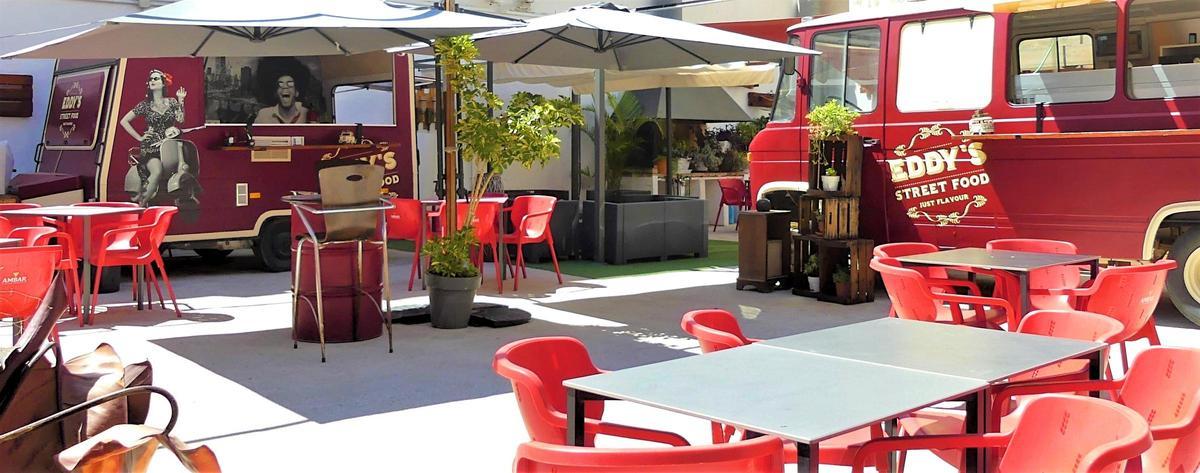 Su espaciosa terraza dispone de 250 m² con sus dos food trucks.