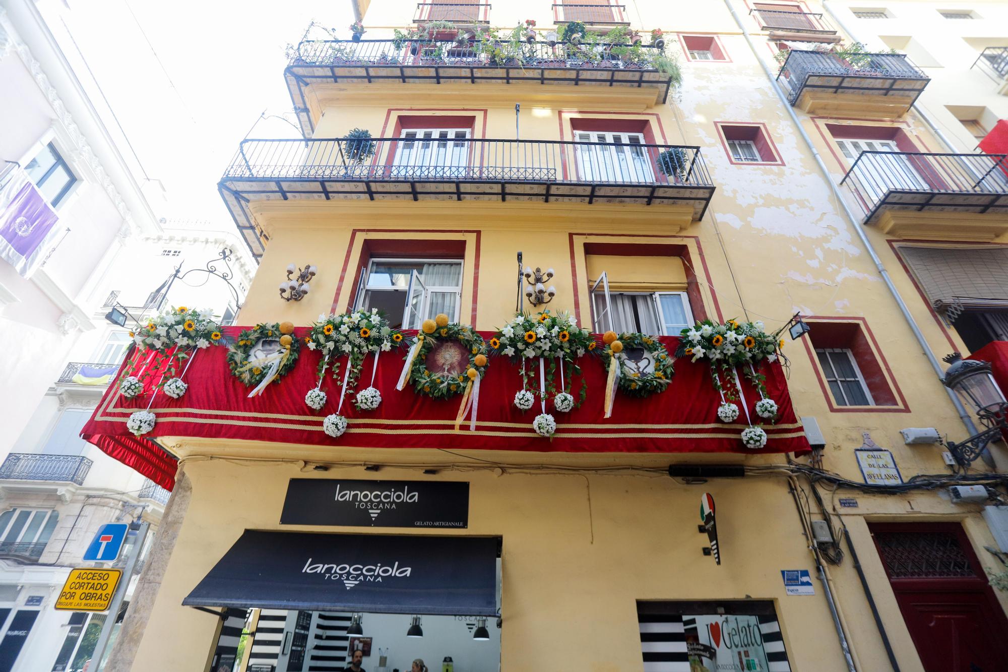 Sábado de Corpus: ambiente en la plaza, balcones y adornos florales