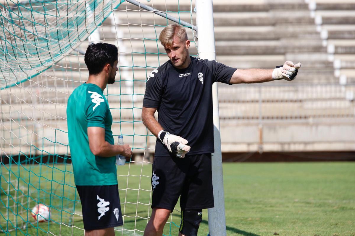Cristóbal Fuentes charla con Pawel Kieszek.