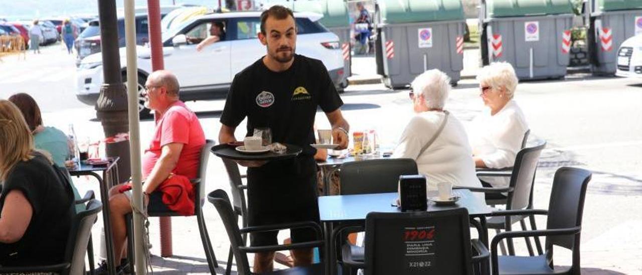 Un trabajador, ayer, en el bar cangués Cangaceiro. | SANTOS ÁLVAREZ