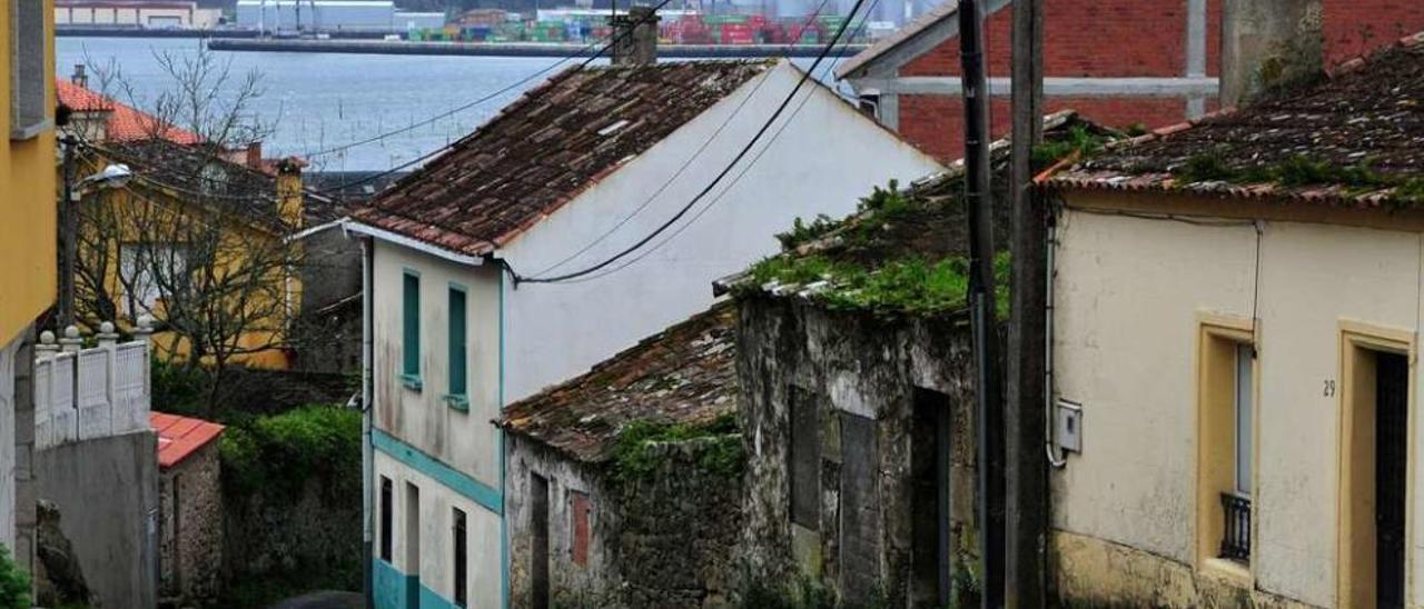 La calle Santiago, en el casco histórico de Carril, alberga viviendas en estado ruinoso. // Iñaki Abella