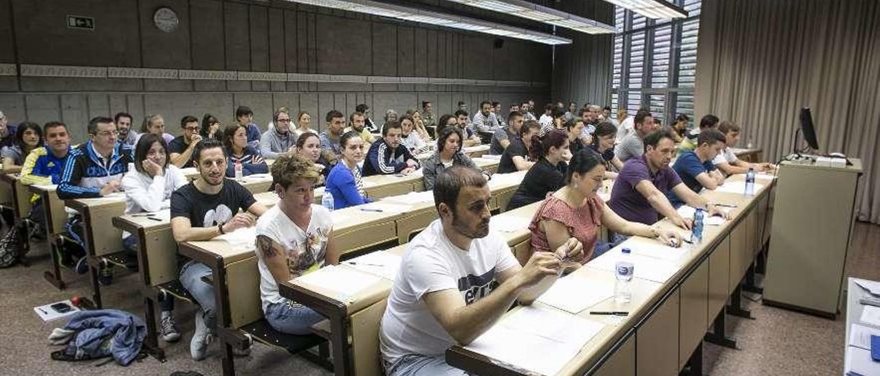 Maestros opositores, ayer, en la sede de Llamaquique, donde debía haberse presentado Carragal.