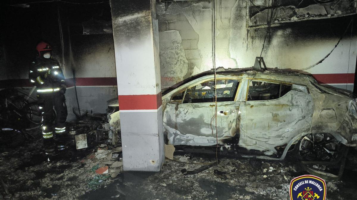 FOTOS | Desalojan a unos 60 vecinos por el incendio de un garaje en un edificio de Sa Coma