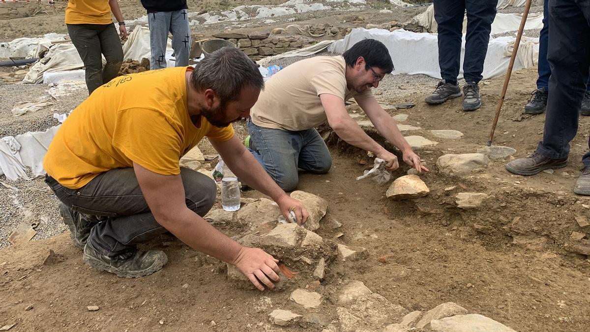 Arqueòlegs al jaciment del Fòrum amb peces trobades