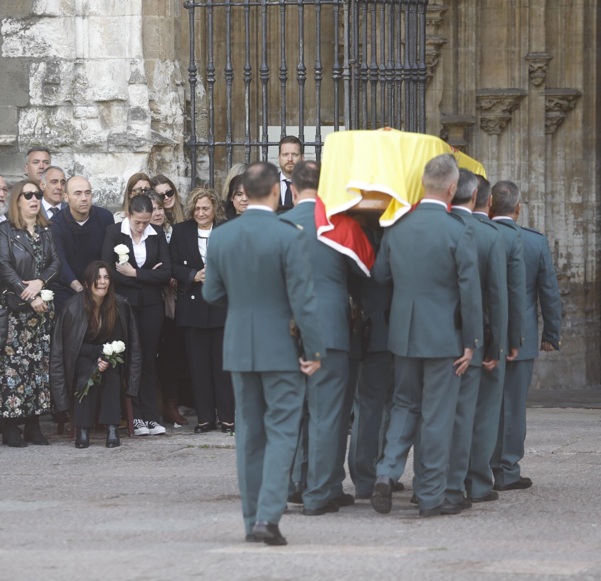 En imágenes: funeral en la catedral de Oviedo del guardia civil que evitó una masacre ciclista en Pravia