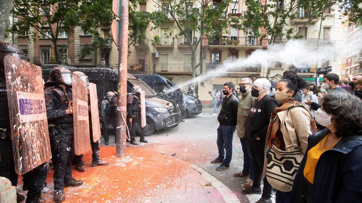 Tensión durante un desahucio en Barcelona