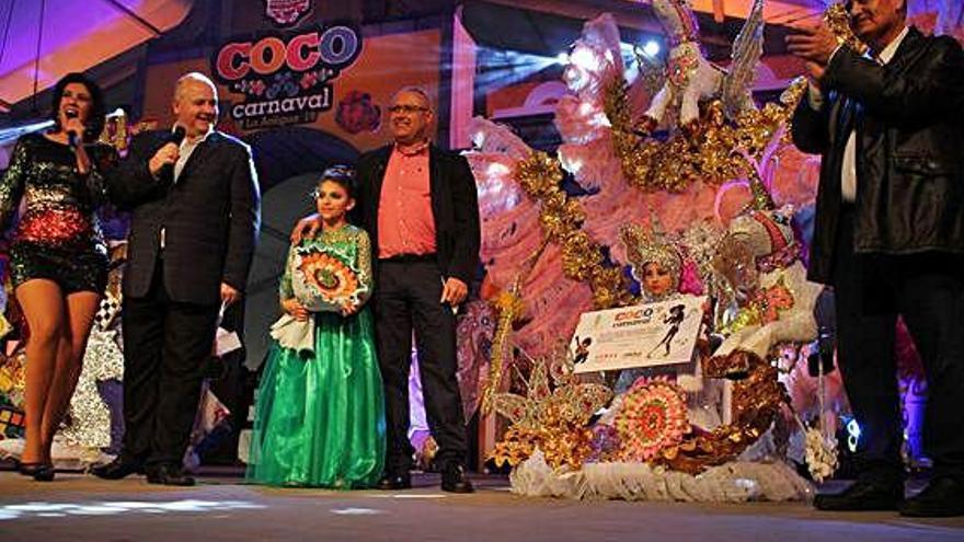 La niña Laia Ramos junto al concejal de Festejos, Juan Cabrera, tras ser coronada Reina Infantil del Carnaval.