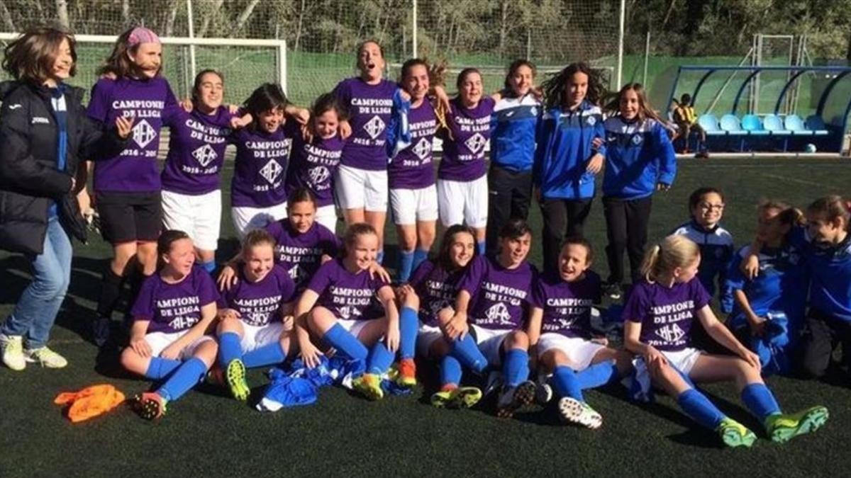 Las niñas del infantil del AEM, de Lleida, celebran el título de liga conquistado contra equipos masculinos.