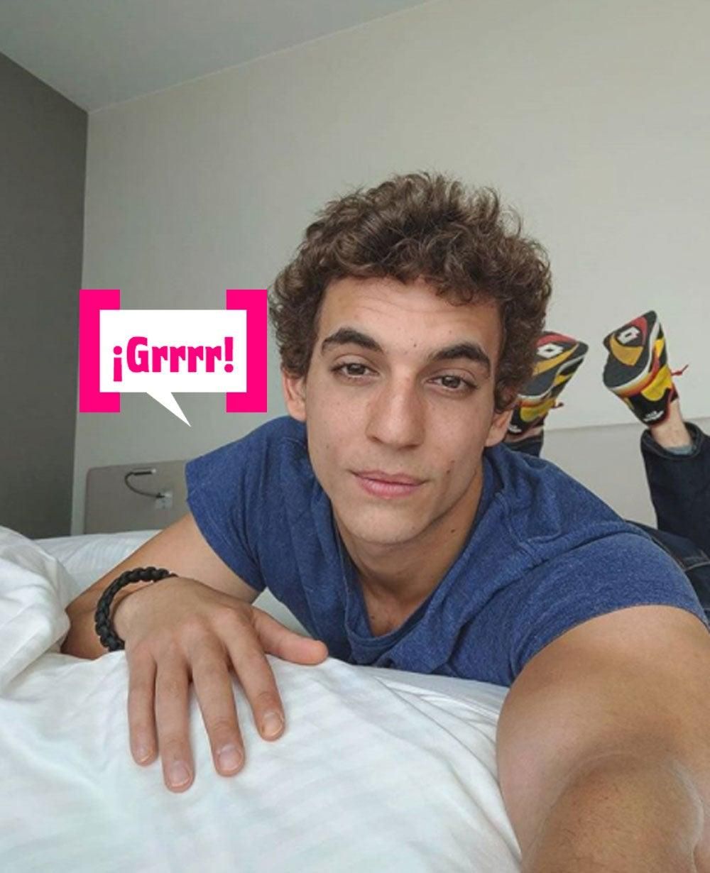 Miguel Herrán en la cama
