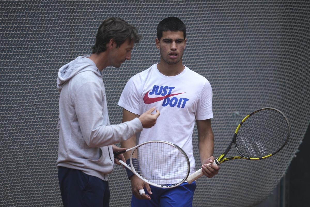 El tenista español Carlos Alcaraz y su entrenador Juan Carlos Ferrero durante un entrenamiento para el Barcelona Open Banc Sabadell-Trofeo Conde de Godó. EFE/Alejandro García