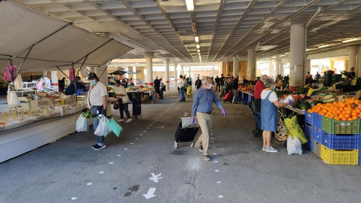 «Normalidad» y «fluidez» en la reapertura del mercadillo en El Campello