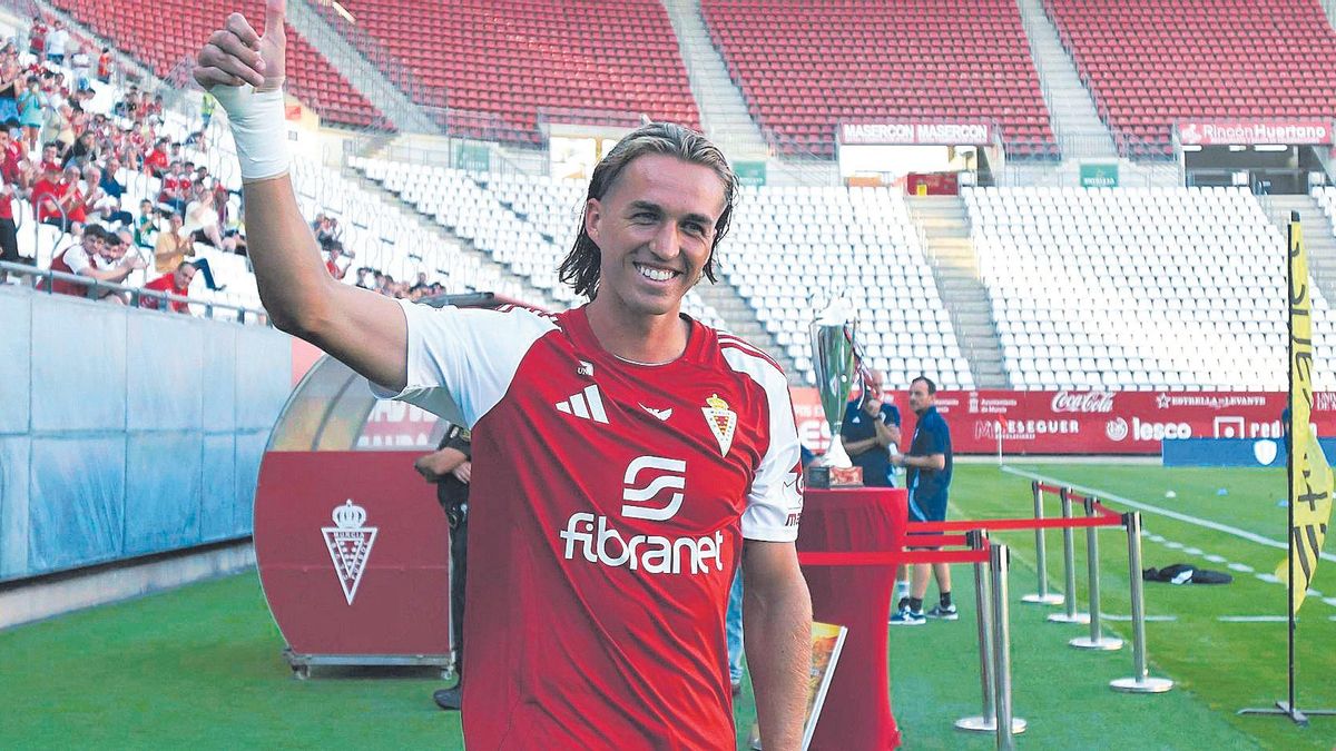 Pedro Benito con la camiseta de esta pasada temporada en la que el logotipo de Fribranet aparecía en la parte frontal.