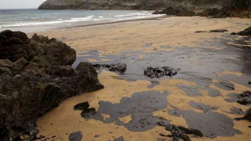 Un vertido de fuel obliga a cerrar playas asturianas