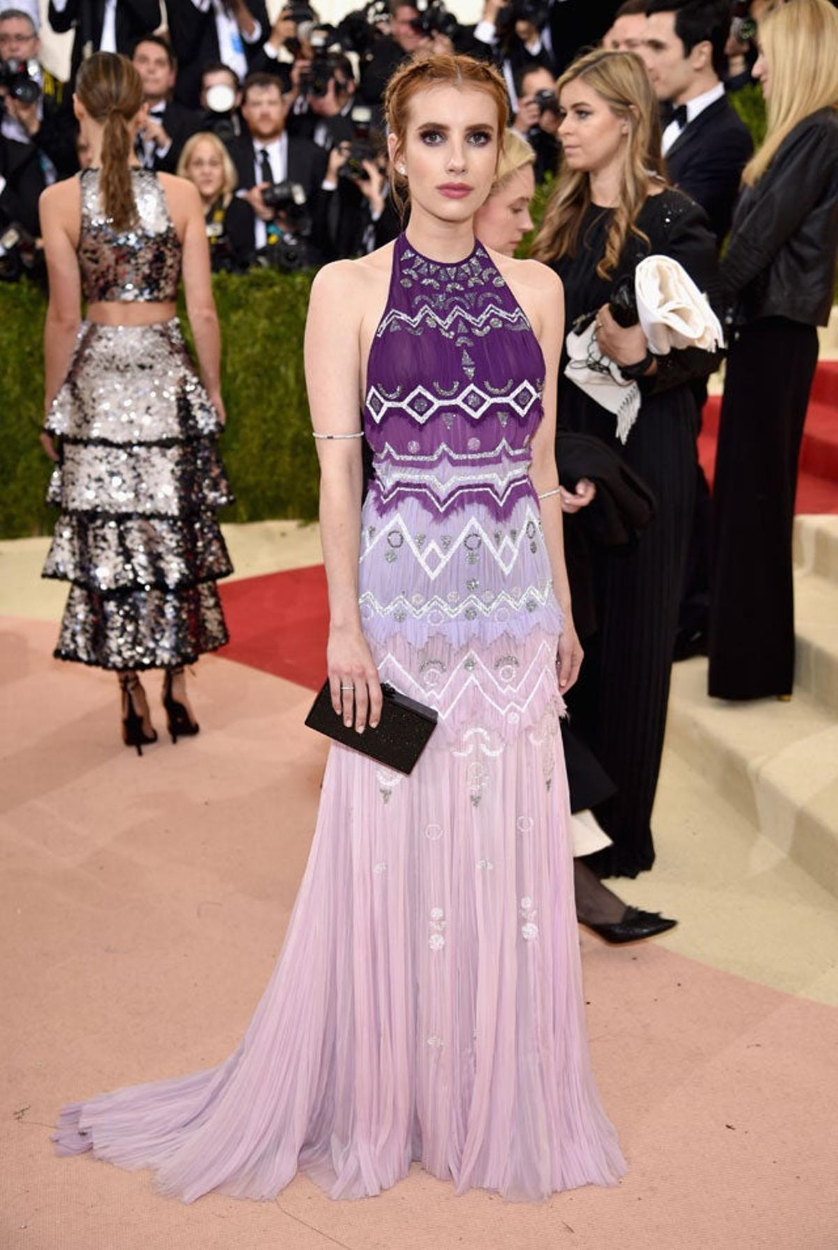 Emma Roberts, de Tory Burch, en la alfombra roja de la gala Met 2016.