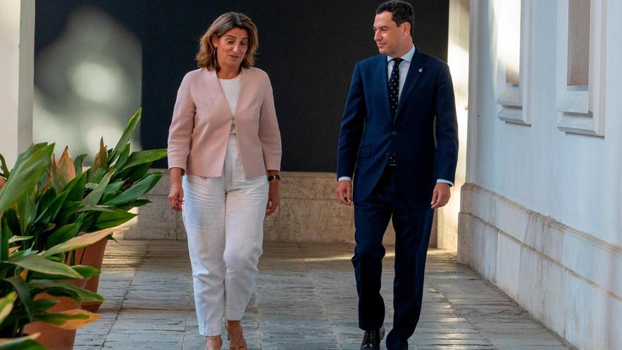 El presidente de la Junta de Andalucía, Juanma Moreno (d) y la vicepresidenta tercera del Gobierno y ministra para la Transición Ecológica y el Reto Demográfico en funciones, Teresa Ribera (i). / E.P.