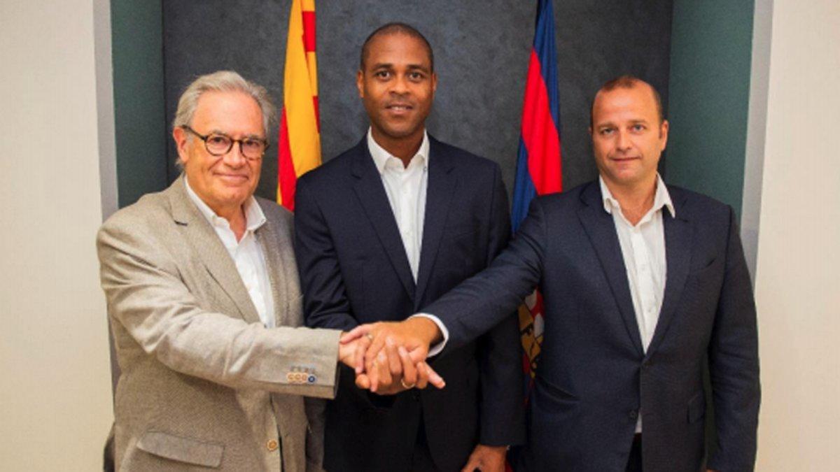 Kluivert, con Elías y Vilajoana