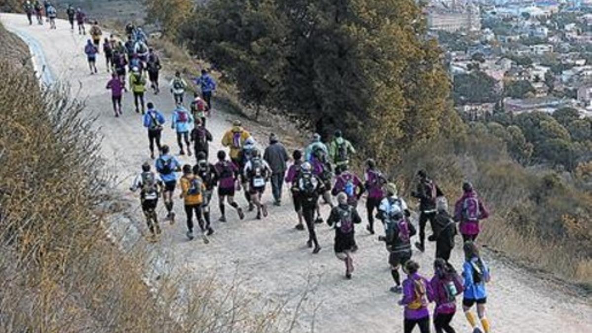 Unos corredores se entrenan en la carretera de Les Aigües.