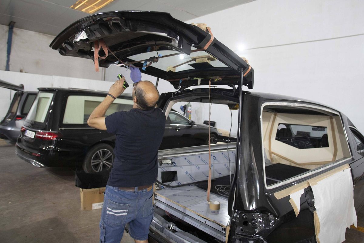 Un operario trabaja en uno de los coches actualmente en producción en el taller de l'Alcúdia de Crespins.