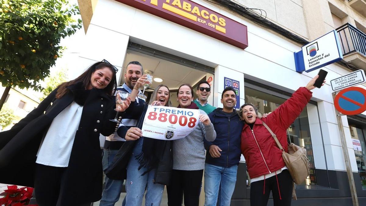 Propietarios y amigos del estanco de Fernán Núñez donde se ha vendido un décimo del Gordo del sorteo de la Lotería de Navidad este 2023.