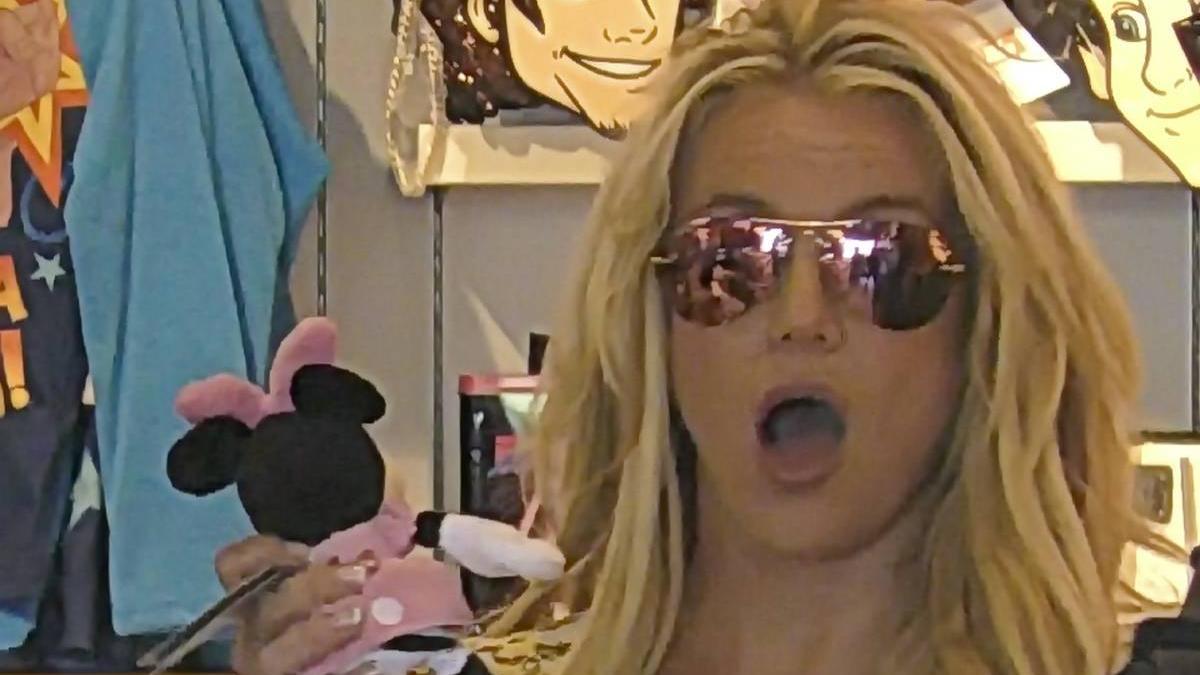 Britney Spears incita a sus fans a que enseñen el culo... Oops!